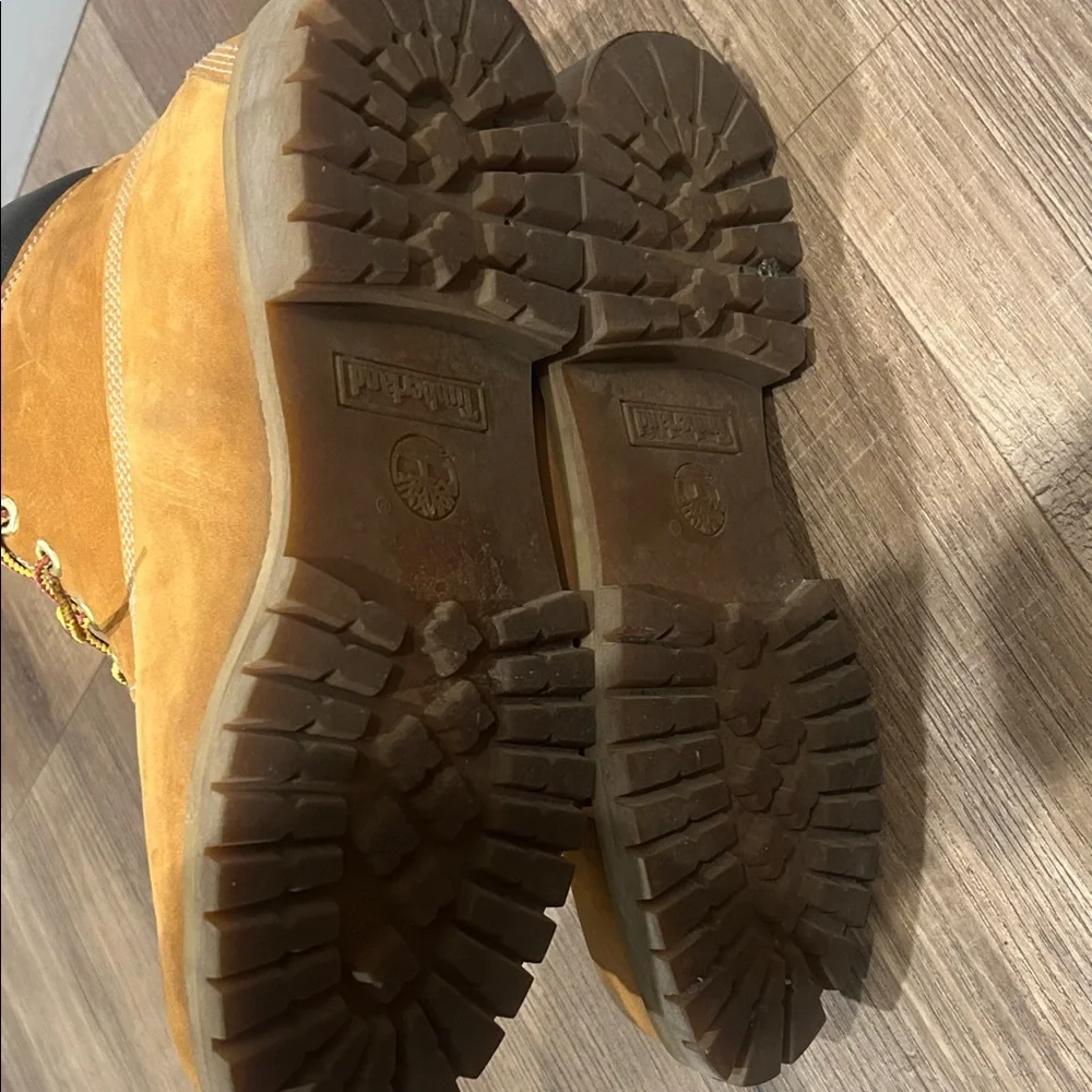 Timberland Classic Brown Boots with Yellow Laces - Picture 5 of 7